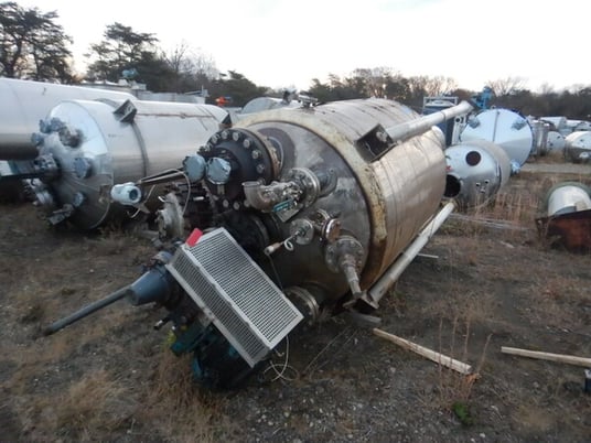 1000 gallon Brighton, 316L Stainless Steel reactor, 200 psi/FV internal, 182 psi jacketed, mounted on legs - Image 1