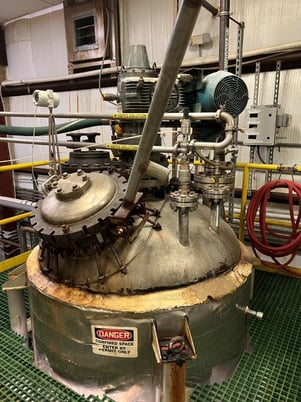 1000 gallon Brighton, 316L Stainless Steel reactor, 200 psi/FV internal, 182 psi jacketed, mounted on legs - Image 2