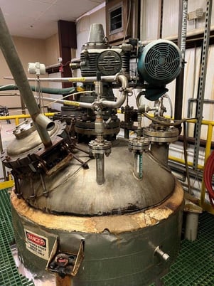 1000 gallon Brighton, 316L Stainless Steel reactor, 200 psi/FV internal, 182 psi jacketed, mounted on legs - Image 7