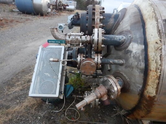 1000 gallon Brighton, 316L Stainless Steel reactor, 200 psi/FV internal, 182 psi jacketed, mounted on legs - Image 9
