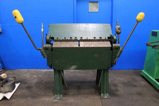 12 gauge x 3' Dries & Krump Chicago #L30, finger box & pan brake, counterbalances - Image 1