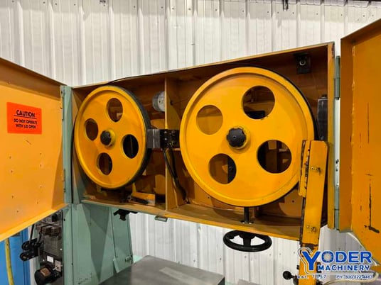 40" x 12" W.F. Wells #V4012, vertical band saw, 29" x27" table area, 4 speed transmission - Image 5