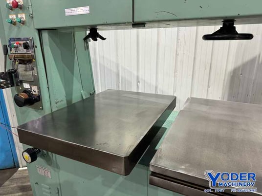 40" x 12" W.F. Wells #V4012, vertical band saw, 29" x27" table area, 4 speed transmission - Image 6