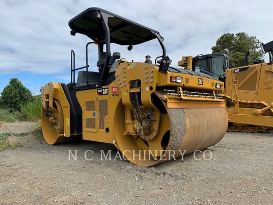 Caterpillar CB66B, Asphalt Paver, 660 hours, S/N: B6600310, 2018 - Image 2