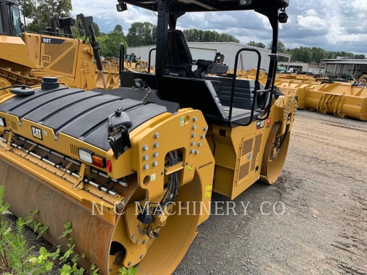 Caterpillar CB66B, Asphalt Paver, 660 hours, S/N: B6600310, 2018 - Image 3