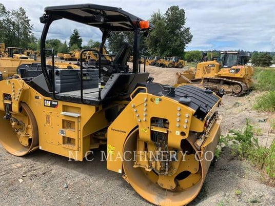 Caterpillar CB66B, Asphalt Paver, 660 hours, S/N: B6600310, 2018 - Image 4