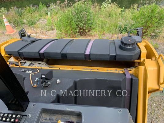 Caterpillar CB66B, Asphalt Paver, 660 hours, S/N: B6600310, 2018 - Image 6