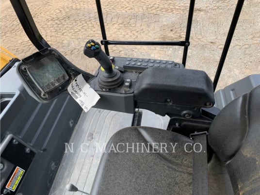 Caterpillar CB66B, Asphalt Paver, 660 hours, S/N: B6600310, 2018 - Image 8