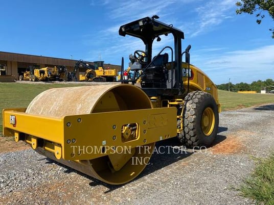 Caterpillar CS54B, Vibratory Single Drum Smooth, 44 hours, S/N: CS501309, 2022 - Image 2