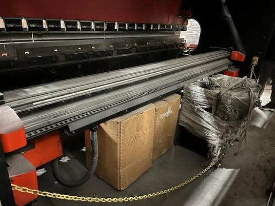 144 Ton, Amada #HFE-130-4S, Hydraulic Press Brake, 13' overall, 148" between housing, 16.48" throat, 2001 - Image 2