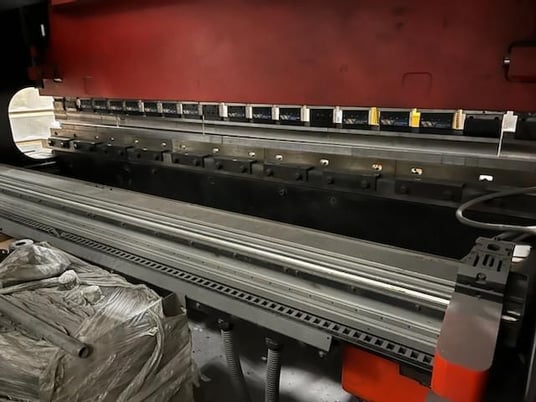 144 Ton, Amada #HFE-130-4S, Hydraulic Press Brake, 13' overall, 148" between housing, 16.48" throat, 2001 - Image 3
