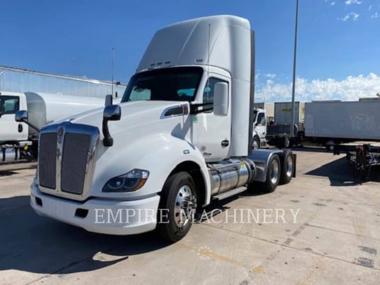 Kenworth (Obsolete) J.h. Day CAB, On Highway Truck Engine, S/N: 1XKYD49X3HJ153013, 2017 - Image 1