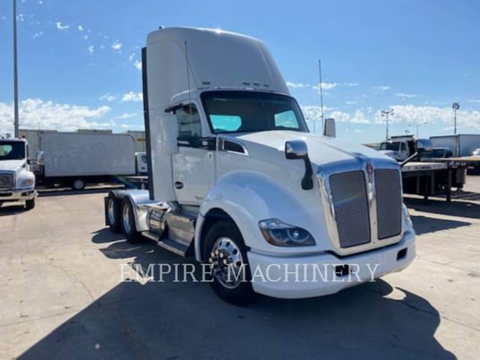 Kenworth (Obsolete) J.h. Day CAB, On Highway Truck Engine, S/N: 1XKYD49X3HJ153013, 2017 - Image 2