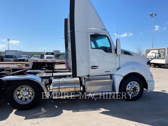 Kenworth (Obsolete) J.h. Day CAB, On Highway Truck Engine, S/N: 1XKYD49X3HJ153013, 2017 - Image 4