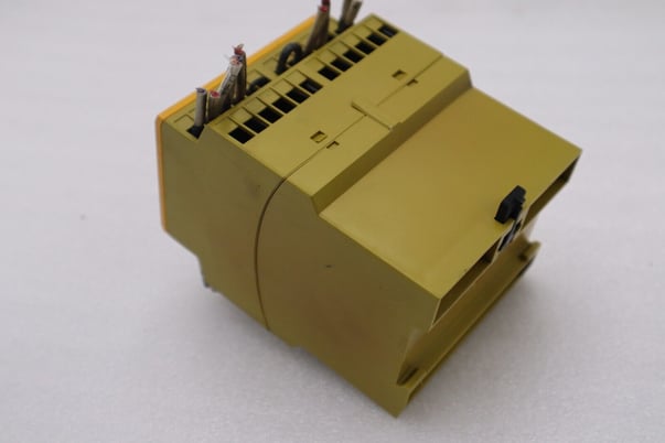 Pilz pnoz xv2.1 safety control relay stock 3419-d - Image 3