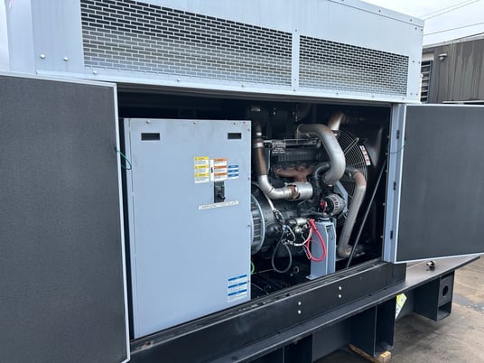 100 KW MTU #DS100, diesel generator set, 120/208 Volts, 3-phase, 197 HP @ 1800 RPM, 4R 4.8L OM924LA engine - Image 3