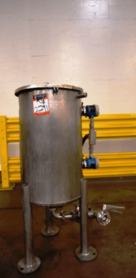 25 gallon 316 Stainless Steel tank, open top, 16-1/2" dia. x 29" deep, mounted on Stainless Steel pipe legs - Image 2