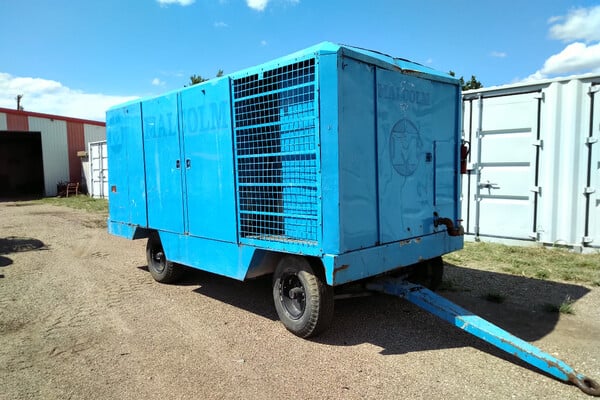 750 cfm, 300 psi, Ingersoll-Rand #XHP750WCAT, portable air compressor, 1990 - Image 2