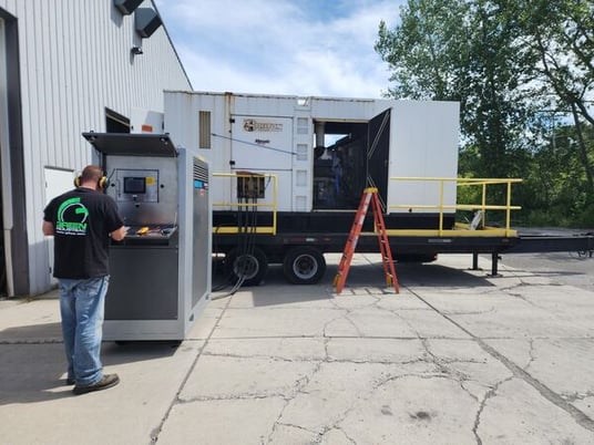 475 KW Perkins Triton, trailer mounted diesel generator, enclosed, 480 Volts, low hours, 2005 - Image 1