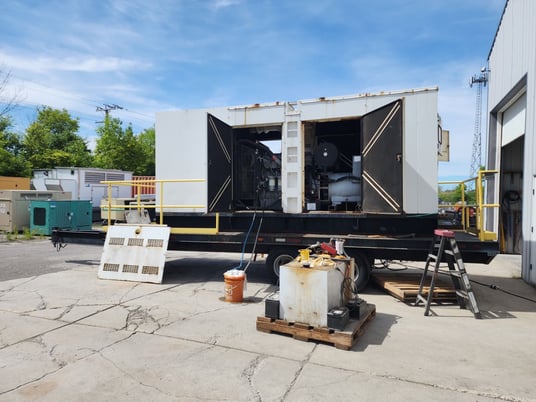 475 KW Perkins Triton, trailer mounted diesel generator, enclosed, 480 Volts, low hours, 2005 - Image 10