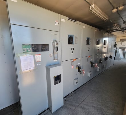 General Electric, mcc w/4 breakers & 2 load, 5 KV, 2009 - Image 1
