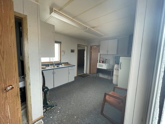 40' x 8' x 8' Office Building with attachments, heated, 1999 - Image 5