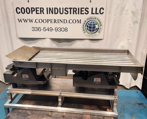22.5" wide x 4' long, ADE, Stainless Steel Vibratory Conveyor/Screener, 2"/3" deep, 115 VAC, 2006 - Image 1