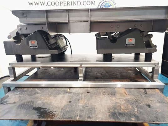 22.5" wide x 4' long, ADE, Stainless Steel Vibratory Conveyor/Screener, 2"/3" deep, 115 VAC, 2006 - Image 2