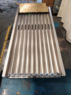 22.5" wide x 4' long, ADE, Stainless Steel Vibratory Conveyor/Screener, 2"/3" deep, 115 VAC, 2006 - Image 3
