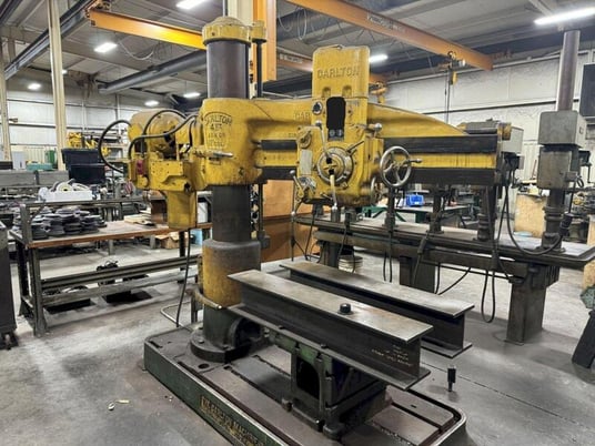 4' -11" Carlton, radial arm drill, 40-1500 RPM, 5 HP - Image 1