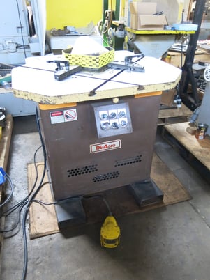 10" gauge x 9" x 9" DiAcro, hydraulic notcher, 230/460 3ph, table guides/stops, blades are in good shape - Image 1