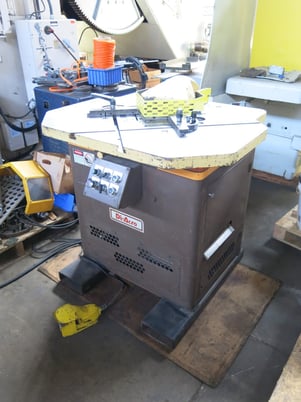 10" gauge x 9" x 9" DiAcro, hydraulic notcher, 230/460 3ph, table guides/stops, blades are in good shape - Image 2