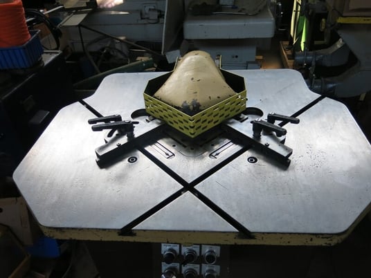 10" gauge x 9" x 9" DiAcro, hydraulic notcher, 230/460 3ph, table guides/stops, blades are in good shape - Image 3