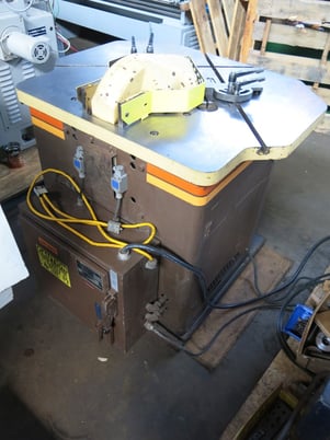 10" gauge x 9" x 9" DiAcro, hydraulic notcher, 230/460 3ph, table guides/stops, blades are in good shape - Image 5