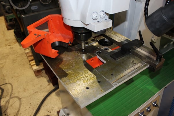 4.72" x 4.72" x 2/4" Hoston #HIW-60, Dual Station Iron Worker, 66 Ton, 3.15" ram stroke, 11.81" throat depth - Image 7