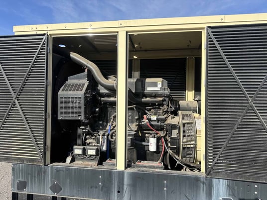300 KW Kohler #300REOZDD, diesel generator set, weather enclosure, 480 Volts, 3 phase, 360 hours, 2008 - Image 9