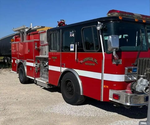 E-ONE #SO120984, fire engine, crew cab, 8.3 L Cummins engine, class 8, 2000 - Image 2