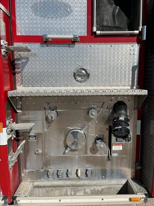 E-ONE #SO120984, fire engine, crew cab, 8.3 L Cummins engine, class 8, 2000 - Image 5