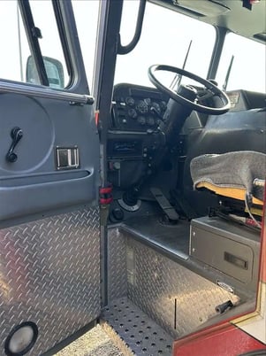 E-ONE #SO120984, fire engine, crew cab, 8.3 L Cummins engine, class 8, 2000 - Image 6