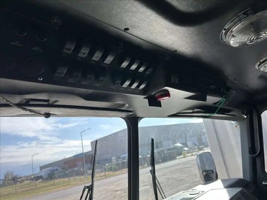 E-ONE #SO120984, fire engine, crew cab, 8.3 L Cummins engine, class 8, 2000 - Image 9