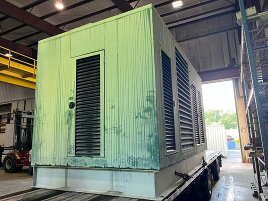 680 KW Cummins #GTA38G3, Natural gas generator, 277/480 Volts, 264 hours, 2004 - Image 3