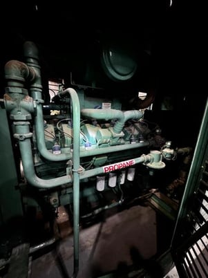 680 KW Cummins #GTA38G3, Natural gas generator, 277/480 Volts, 264 hours, 2004 - Image 5