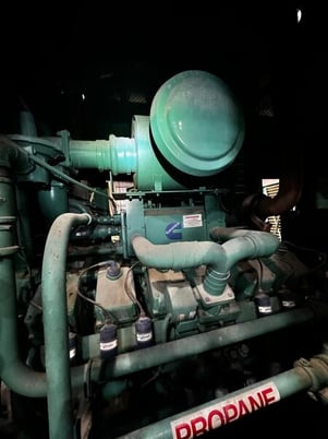680 KW Cummins #GTA38G3, Natural gas generator, 277/480 Volts, 264 hours, 2004 - Image 7