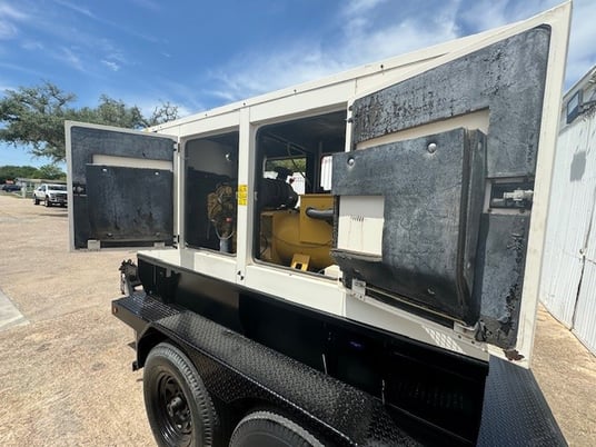 100 KW Caterpillar #XQ100, diesel towable rental generator, sound attenuated enclosure, 208/480 Volts, 2007 - Image 4