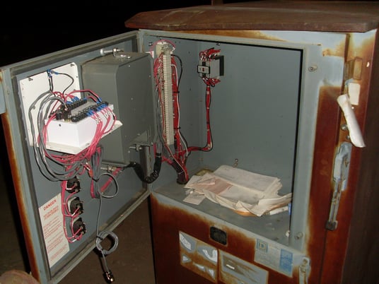 200 Amp. Reda, Class RPR-2S type 8196, 700 HP switchboard, 2400 Volts, 3 phase - Image 2