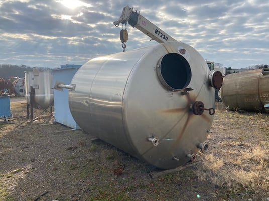 3000 gallon Stainless Steel tank, 95" dia. x 8' straight side, dish top & bottom, 3" center bottom outlet - Image 1
