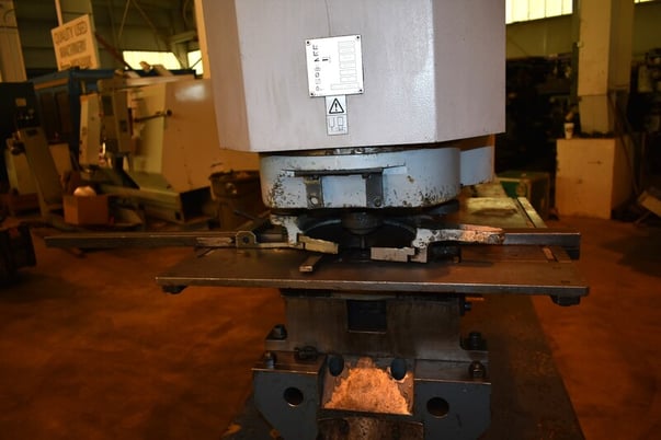 Durma/JMT #IW165/300, dual cylinder, 181. ton plate shear - section & bar shear - punch  angle shear - notcher - Image 4