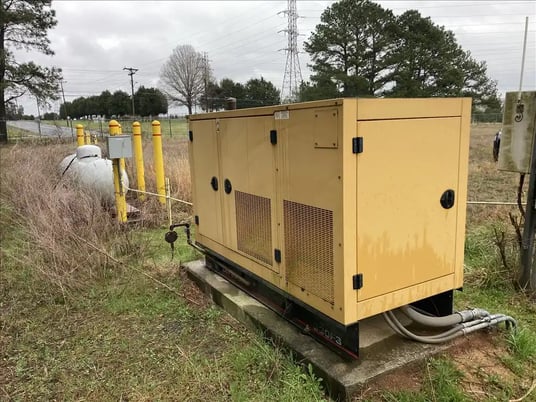 30 KW Caterpillar, Olympian #G30F3, standby generator, enclosed, 277/480 Volts, 45.2 amps, 2004 - Image 2