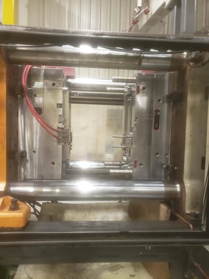550 Ton, 105 oz., Cincinnati Milacron #VT-550-105, horizontal plastic injection molders, 34.25" x 34.25" tie - Image 7