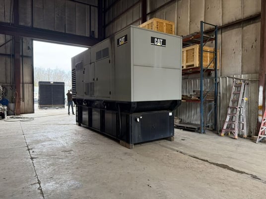600 KW Caterpillar #3412, diesel generator set, weatherproof enclosure, 277/480 Volts, with batteries - Image 2